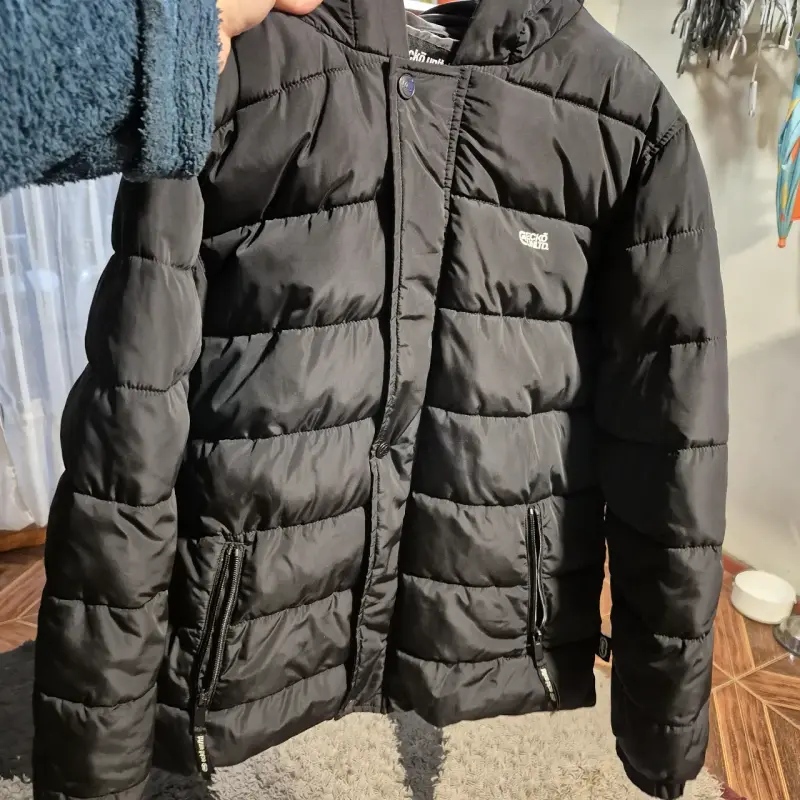 Chaqueta negra acolchada