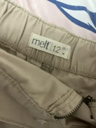 Shorts beige con bolsillos - miniatura 2