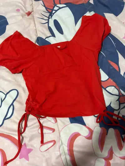 Polera roja con lazos - miniatura 1