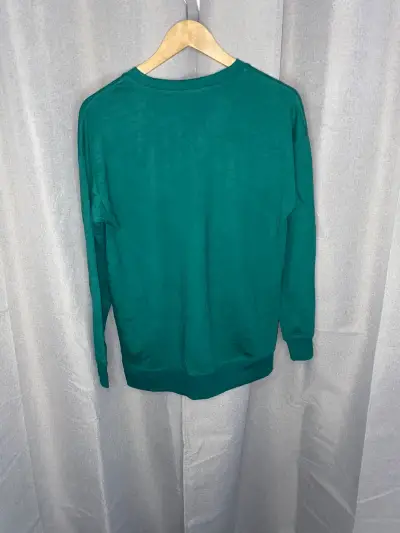 Sweater Philosophy verde con texto 'Jolly' - miniatura 2
