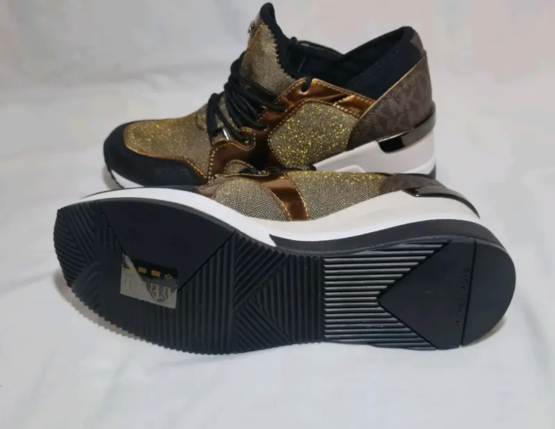 Zapatillas doradas con logo MK - 2