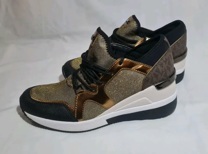 Zapatillas doradas con logo MK - 3