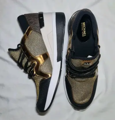 Zapatillas doradas con logo MK - miniatura 4