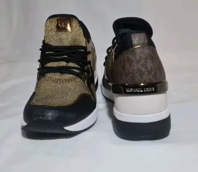 Zapatillas doradas con logo MK - miniatura 5
