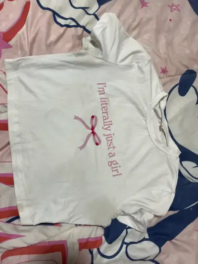 Polera blanca con texto rosa - miniatura 1