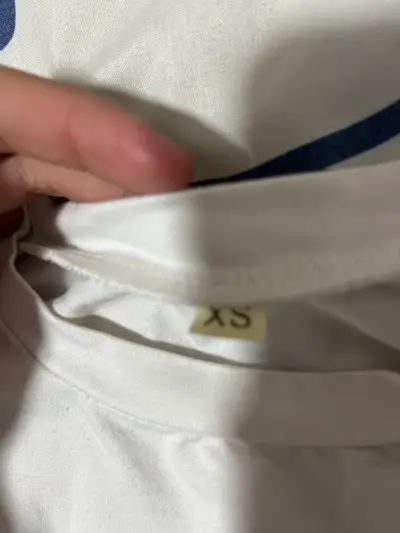 Polera blanca con texto rosa - miniatura 2