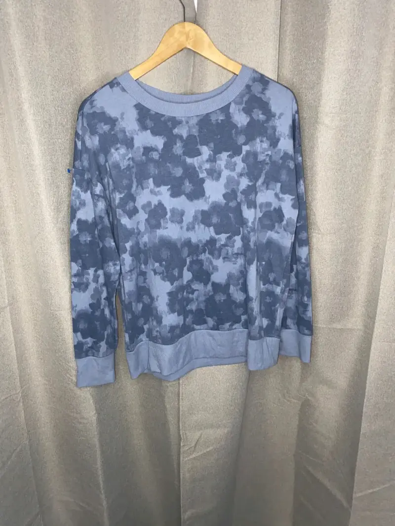Polerón azul con estampado floral - 1