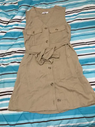 Vestido beige sin mangas - miniatura 1