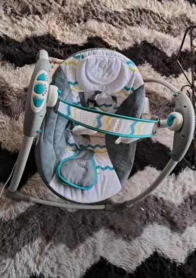 Columpio eléctrico para bebé - miniatura 1