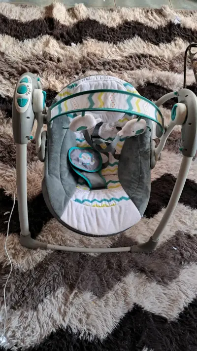 Columpio eléctrico para bebé - miniatura 4