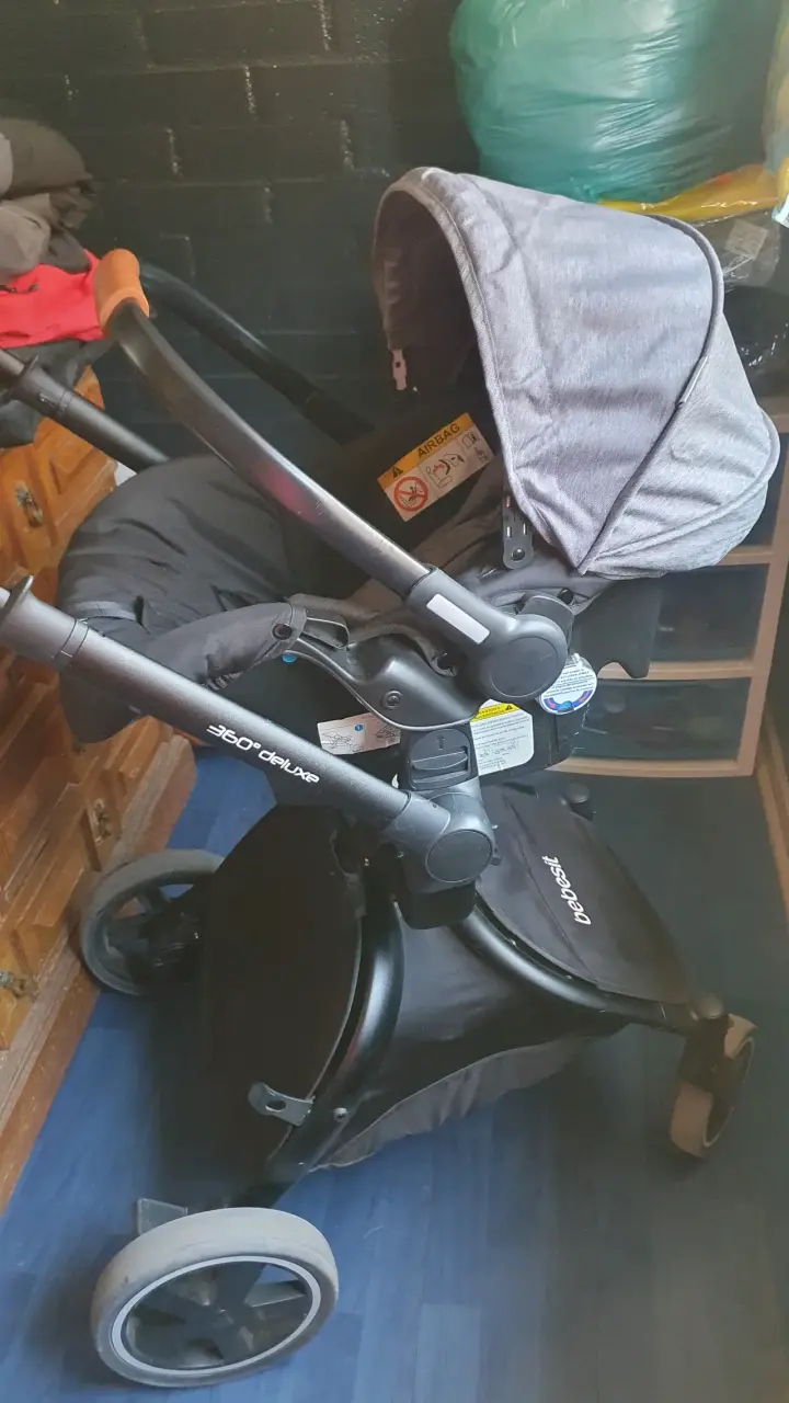 Coche de bebé gris - 1