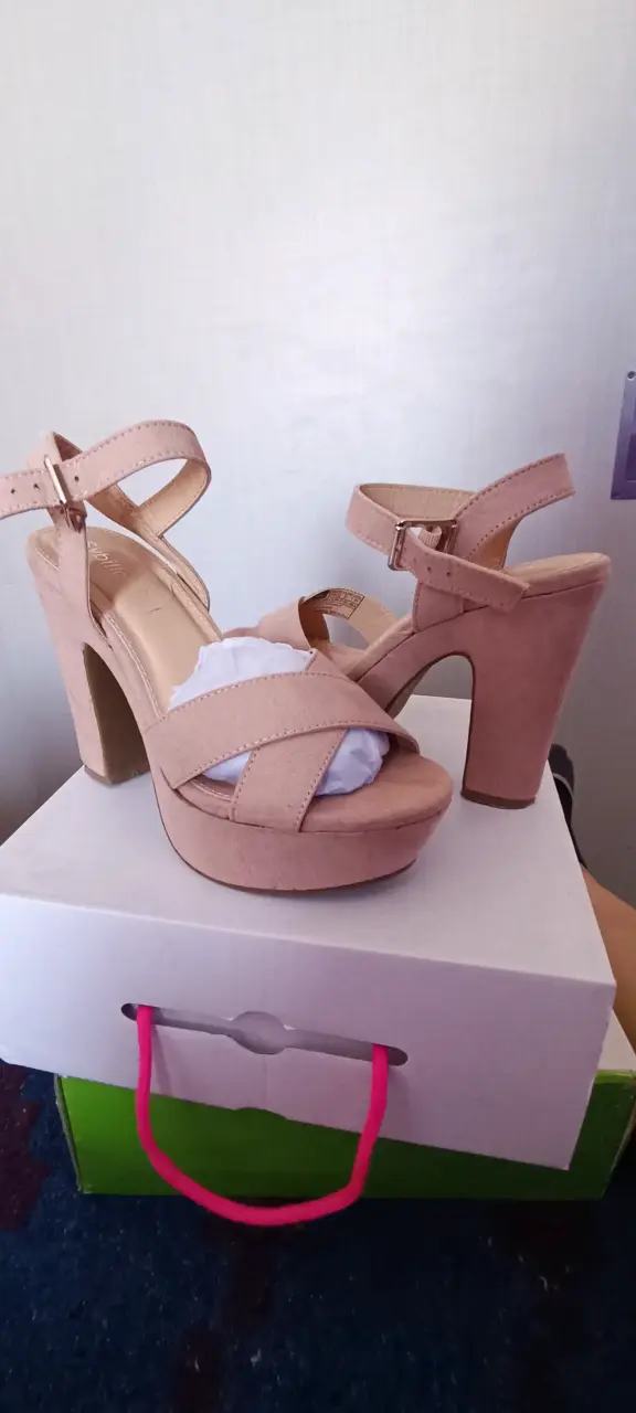 Sandalias beige de tacón grueso - 2