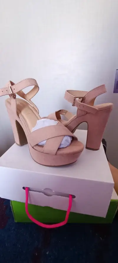 Sandalias beige de tacón grueso - miniatura 2
