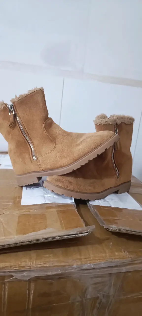 Botines beige con cierre