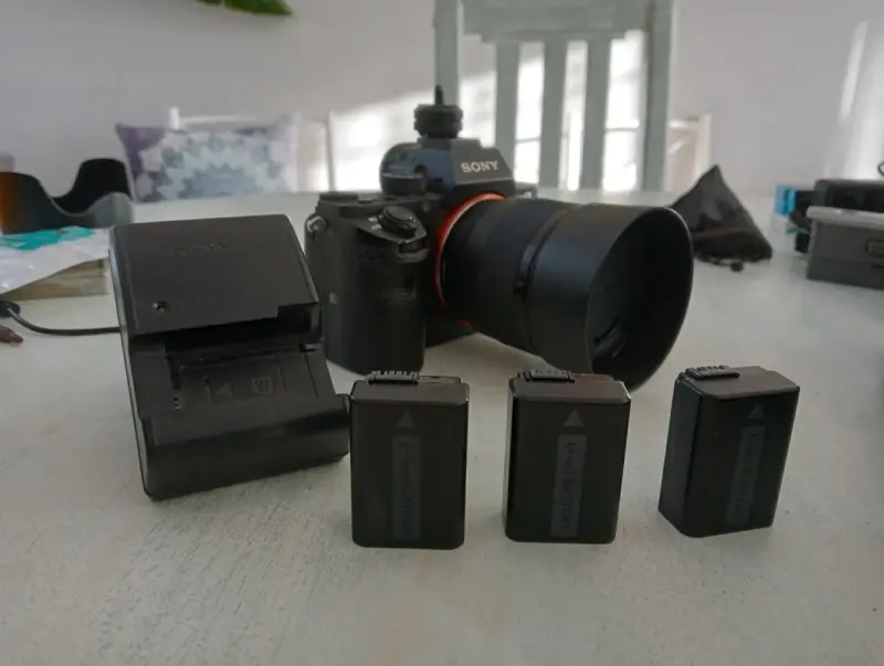 Cámara Sony A7SII + 3 baterías, 2 cargador y lent - 1