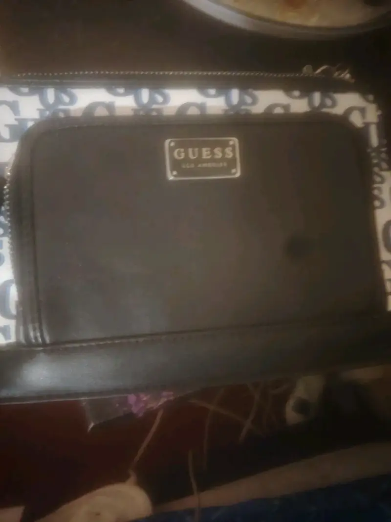 Cartera Guess negra con logo