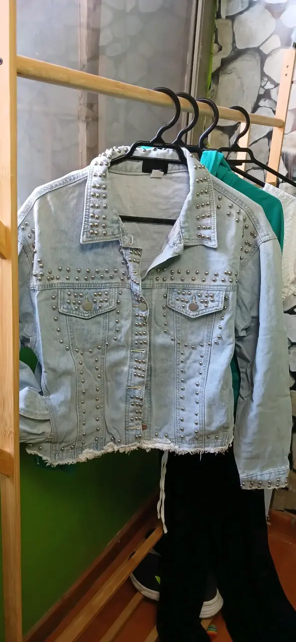 Chaqueta de mezclilla con tachas
