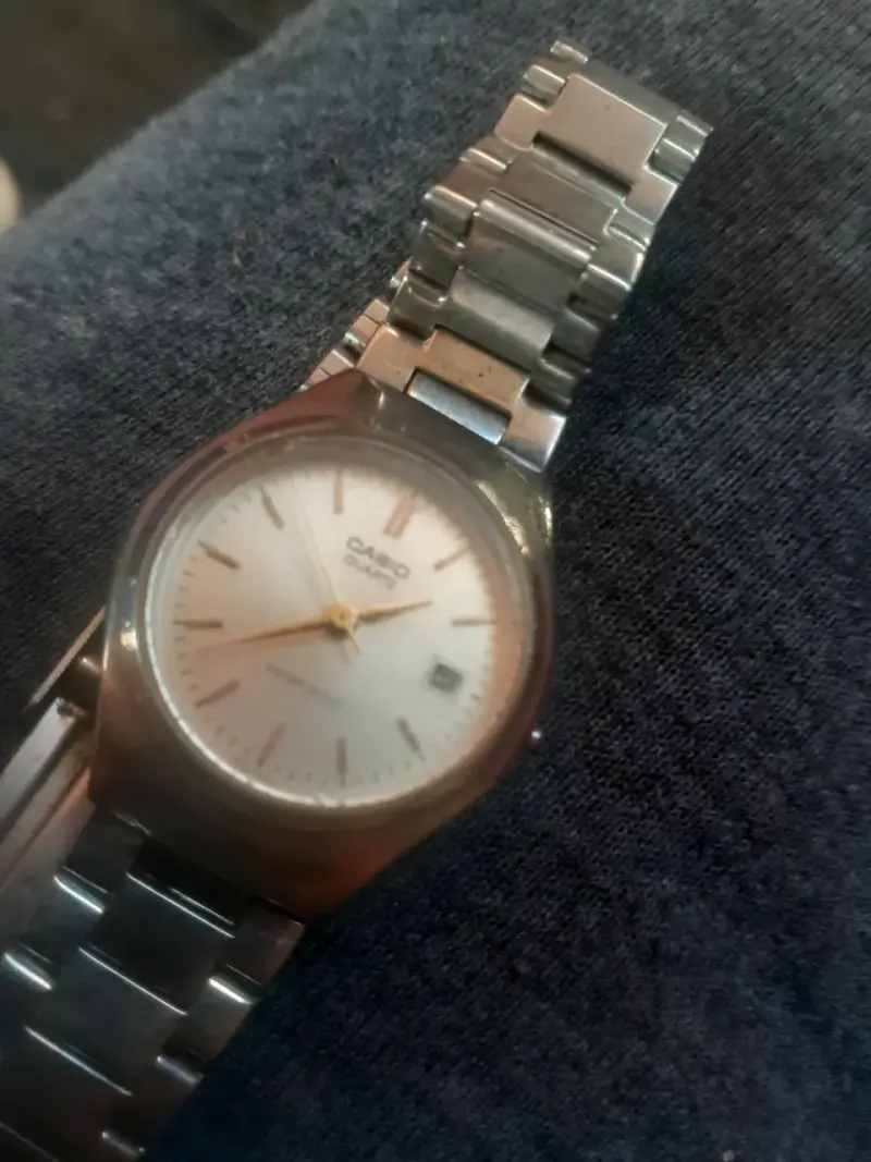 Reloj Casio plateado clásico - 1