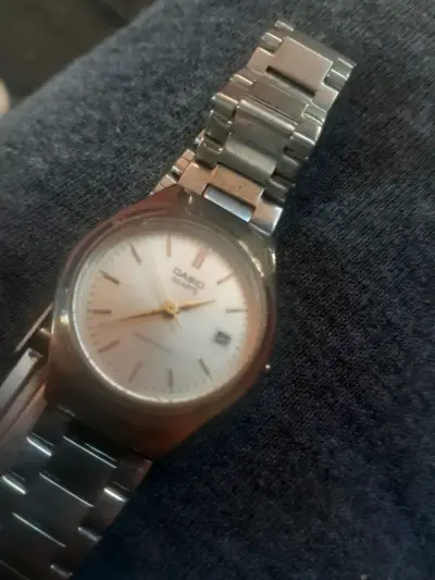 Reloj Casio plateado clásico - miniatura 1