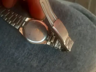 Reloj Casio plateado clásico - miniatura 2