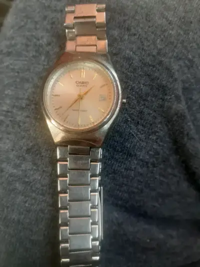 Reloj Casio plateado clásico - miniatura 3