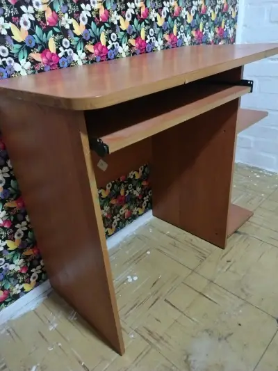 Escritorio pequeño de madera - miniatura 1