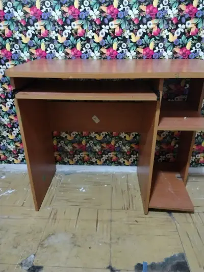 Escritorio pequeño de madera - miniatura 2