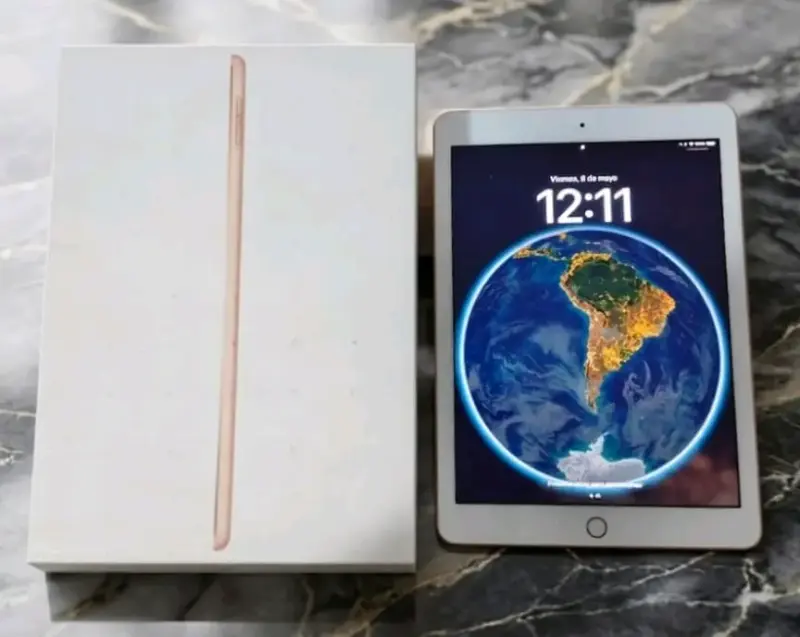 iPad color dorado con caja - 2