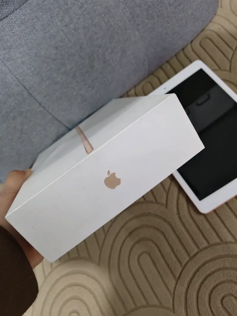 iPad color dorado con caja - 4