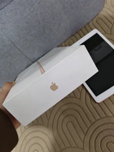 iPad color dorado con caja - miniatura 4