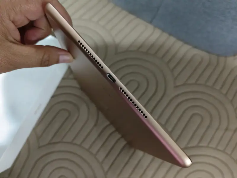 iPad color dorado con caja - 5