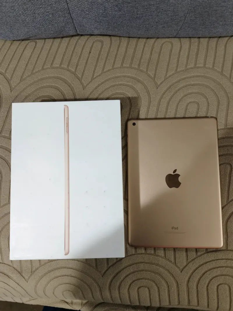 iPad color dorado con caja - 6