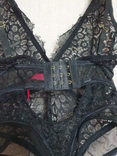 Body de encaje negro elegante - miniatura 3