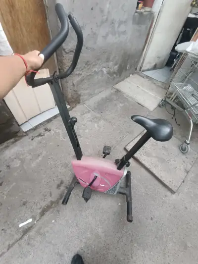 Bicicleta estática de ejercicio - miniatura 2