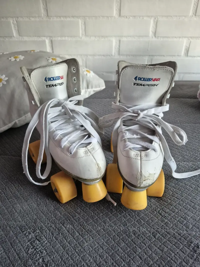 Patines de cuatro ruedas blancos - 2