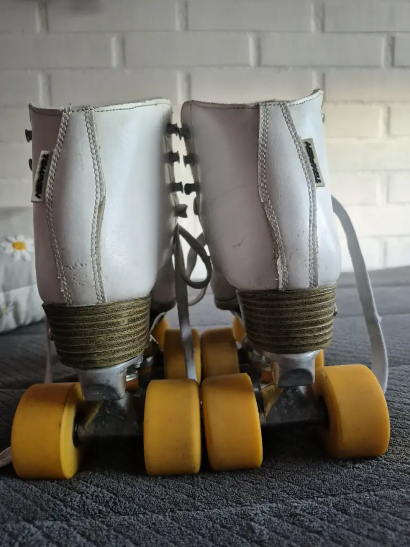 Patines de cuatro ruedas blancos - 3