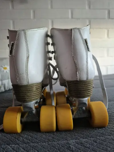 Patines de cuatro ruedas blancos - miniatura 3