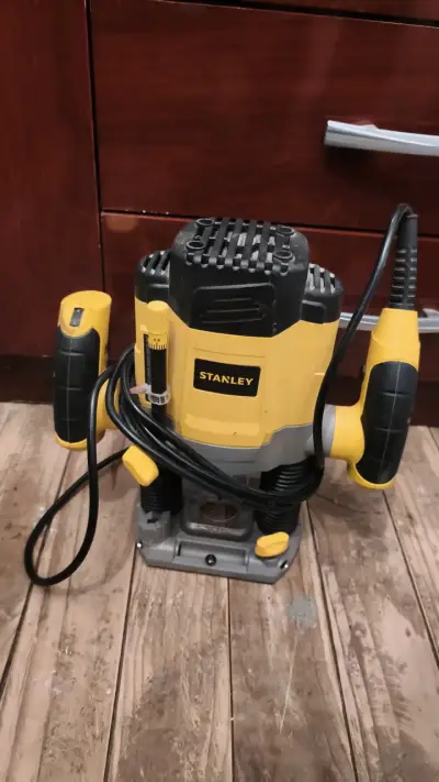 Fresadora Stanley eléctrica amarilla - miniatura 1