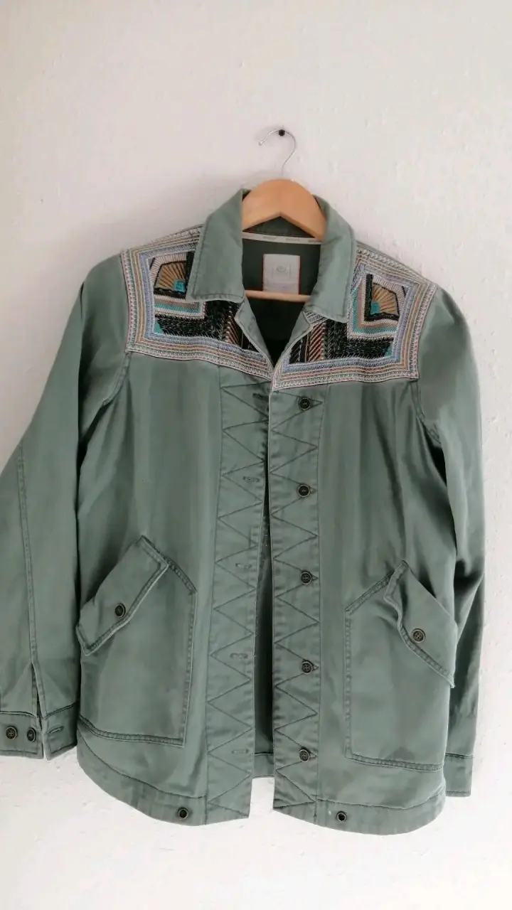 Chaqueta verde con bordado étnico - 1