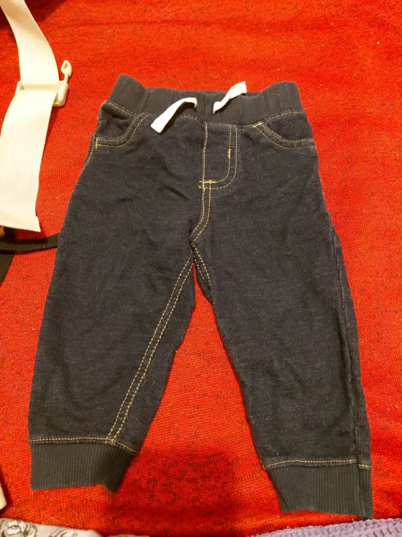 Pantalón jeans elasticado de bebé 9 meses