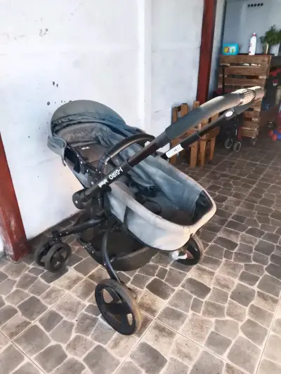 Coche de bebé gris - miniatura 1