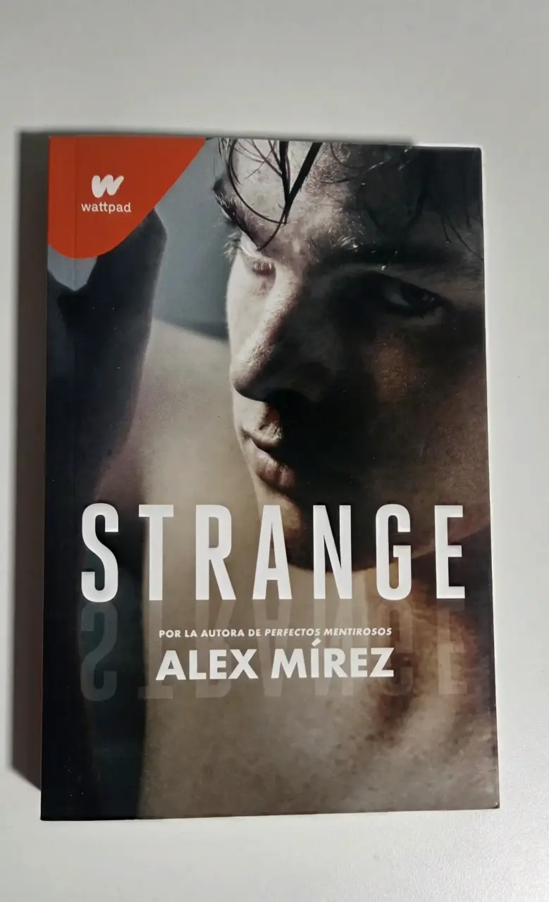 Libro 'Strange' de Alex Mírez - 1
