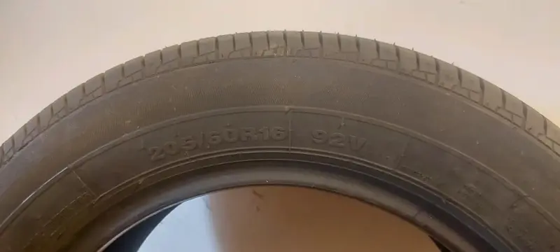 Neumático 205/60 R16 en buen estado - 2