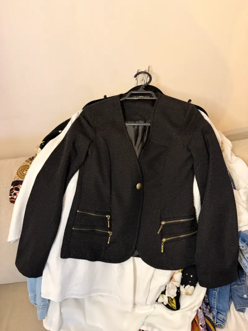 Blazer negro con cremalleras - 1