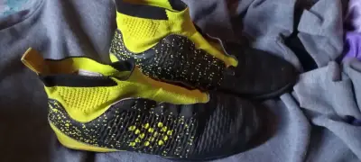 Zapatillas deportivas negras y amarillas - miniatura 1