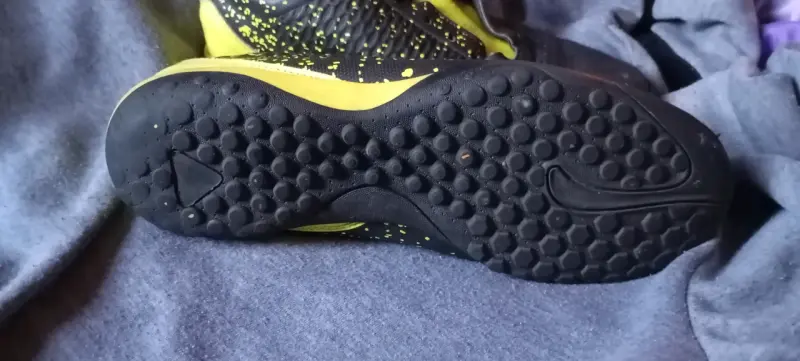 Zapatillas deportivas negras y amarillas - 2