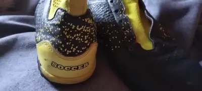 Zapatillas deportivas negras y amarillas - miniatura 3