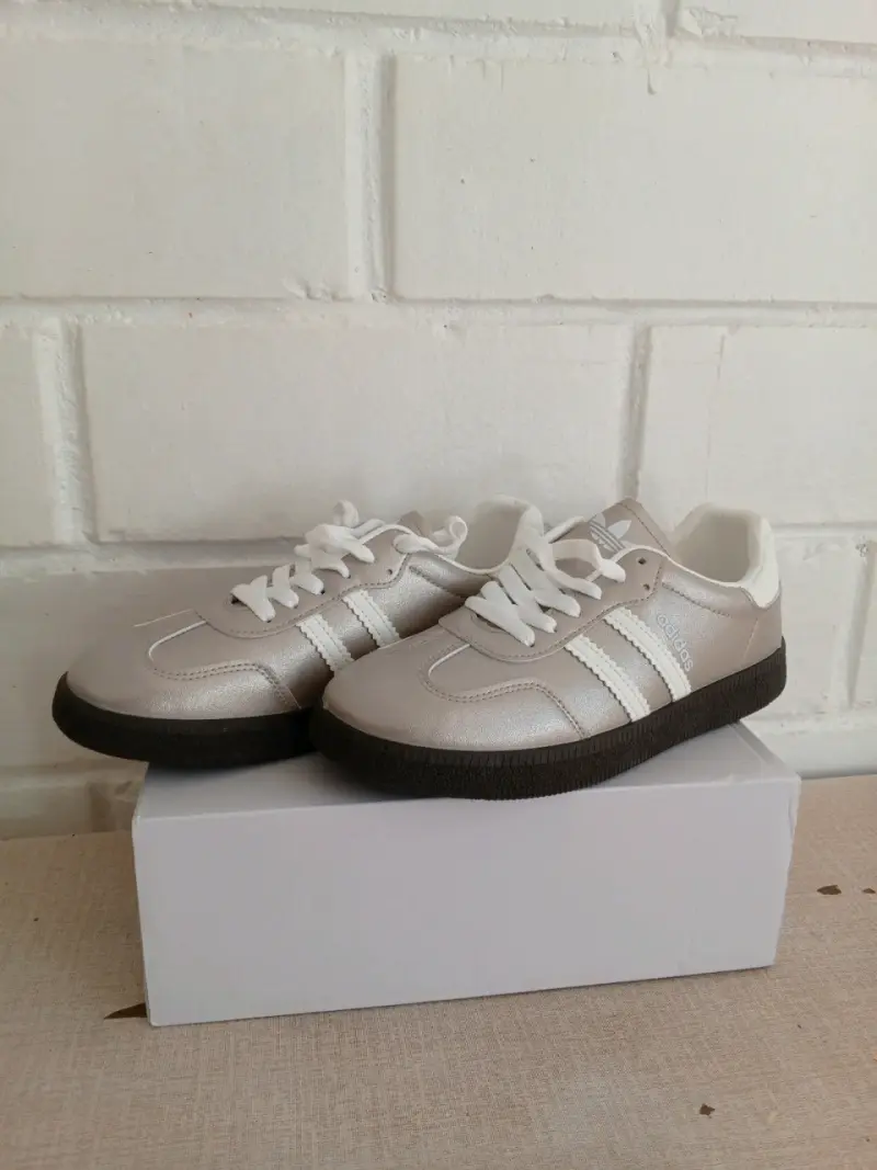 Zapatillas plateadas estilo casual N• 35 - 1