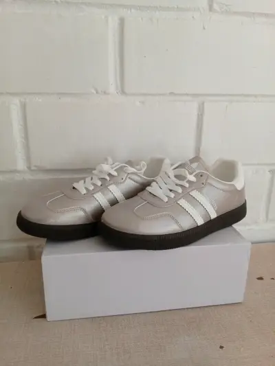 Zapatillas plateadas  estilo casual N• 35 - miniatura 1