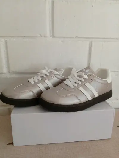 Zapatillas plateadas  estilo casual N• 35 - miniatura 2